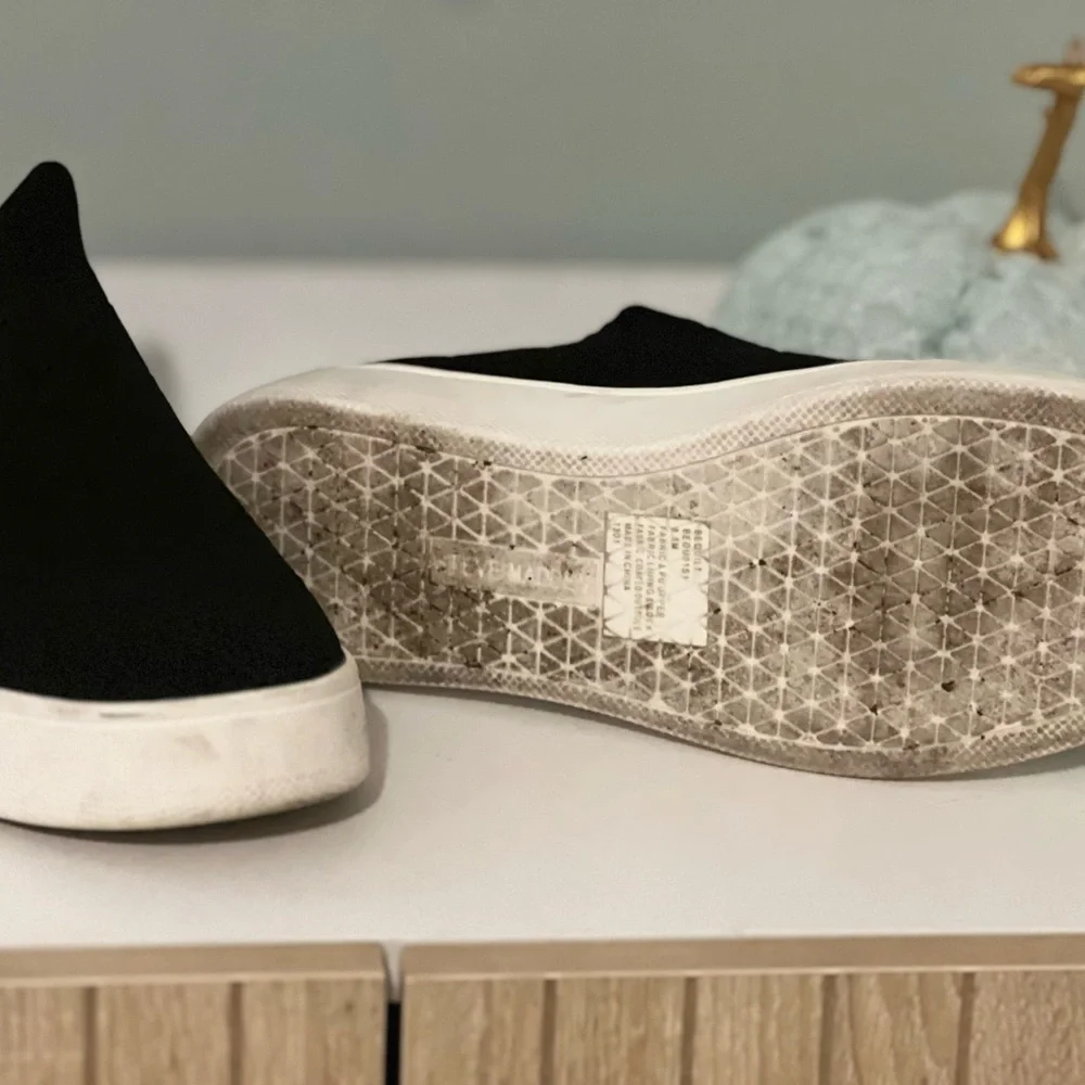 Women’s Steve Madden Knitted upper Black Slip On Shoes.  Size is 8.5 M.